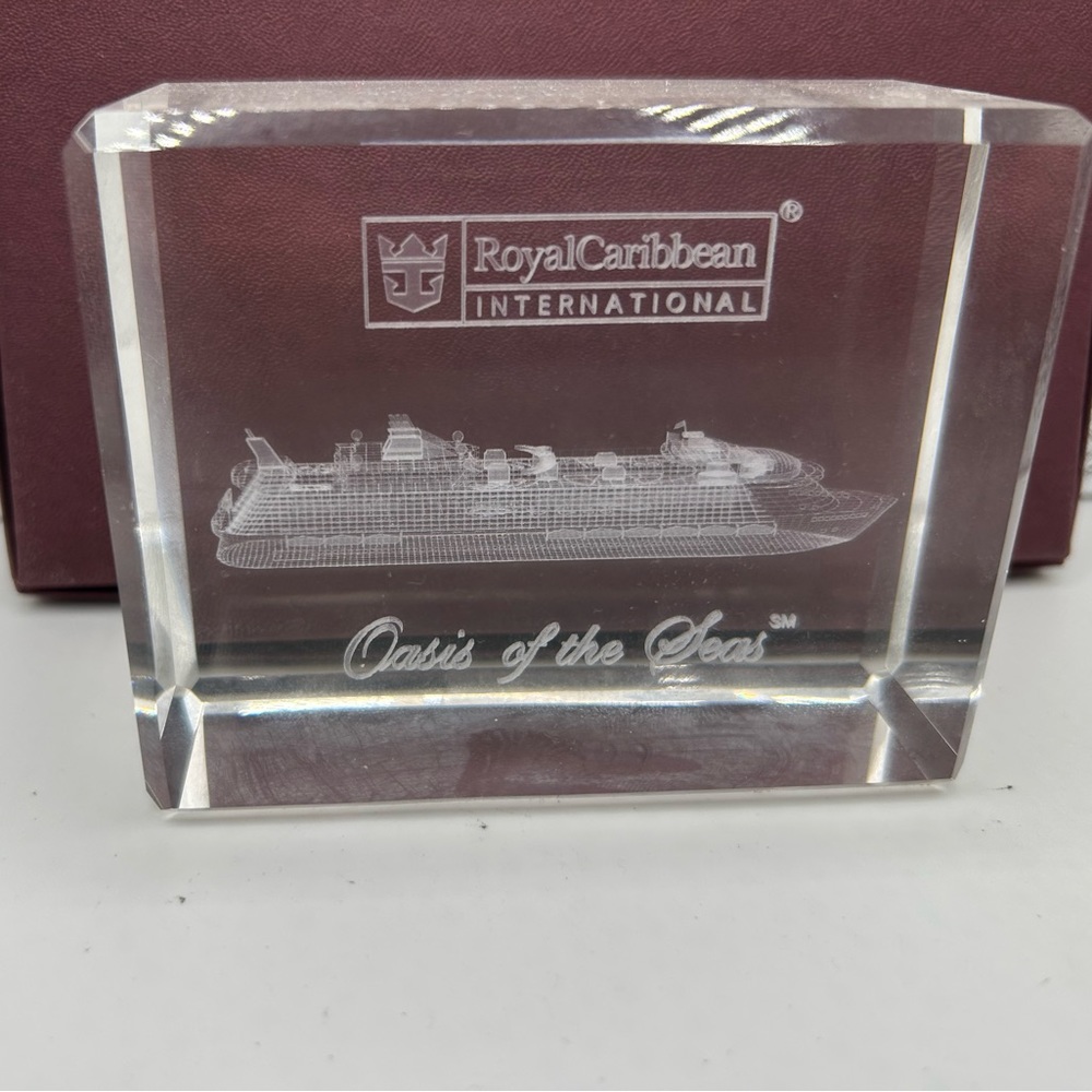 NWOT Royal Caribbean Stunning Crystal Block of “Oasis of the Seas”